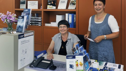 zwei Mitarbeiterinnen in ihrem Büro