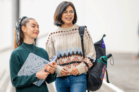 Picture of two smiling students on the TUD campus