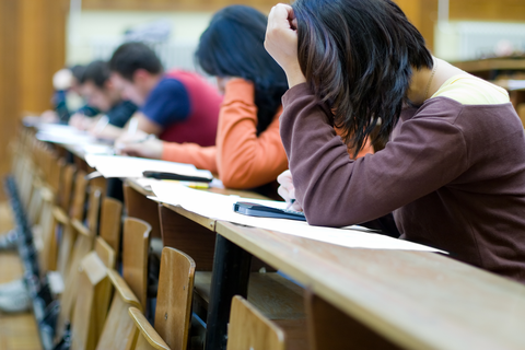 Studierende schreiben in Vorlesung mit