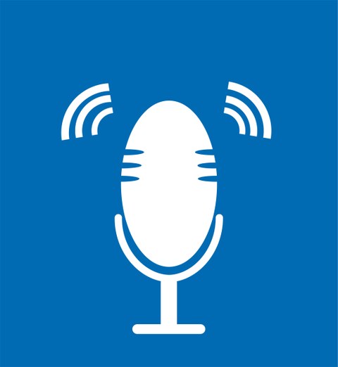 weißes Mikrofon Symbol auf blauem Hintergrund