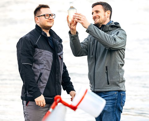 Dr. Cacace with colleague Peter Hagedorn taking samples from the Elbe.