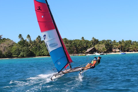 Deborah Sue beim Windsurfen Richtung Insel Leleuvia.