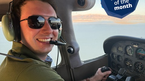 Foto von Kevin Garzon Galindo im Cockpit eines Flugzeuges