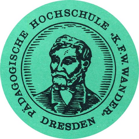 Das Foto zeigt das logo der ehemaligen Pädagogischen Hochschule Dresden.