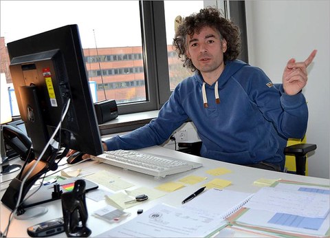 Das Foto zeigt Andreas Kurth hinter seinem Schreibtisch.