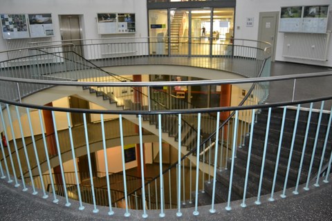 The photo shows the staircase in the Hülße-Bau building at TU Dresden.