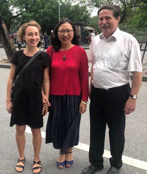 The photo shows (from left to right) Dr. Claudia Müller, Dr. Phung Lan Huong and Prof. Uwe Füssel on an excursion. In the background is a road lined with trees.