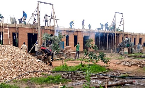 Das Foto zeigt den Bau einer Schule in Burkina Faso.