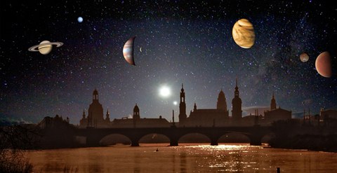 The illustration shows a sihouette of Dresden's skyline at night. Various planets are visible in the sky.