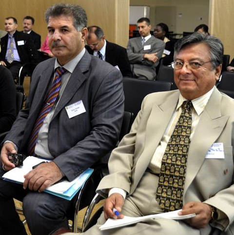 Das Foto zeigt zwei Männer in Anzügen bei einer Veranstaltung.