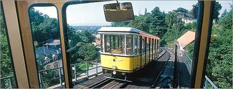 Das Foto zeigt eine alte Straßenbahn. Das Foto wurde aus dem Führerhaus einer anderen Bahn aufgenommen.