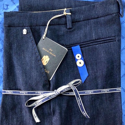 Photo: The picture shows trousers tied with a bow. The label is attached to a belt loop.