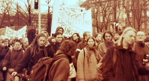 Das Foto zeigt Katja Kipping bei Studienprotesten Ende der 1990er Jahre.