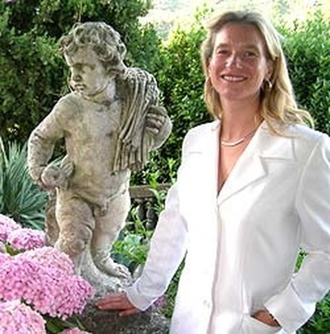 Das Foto zeigt Katrin Wegener neben einer Statue.