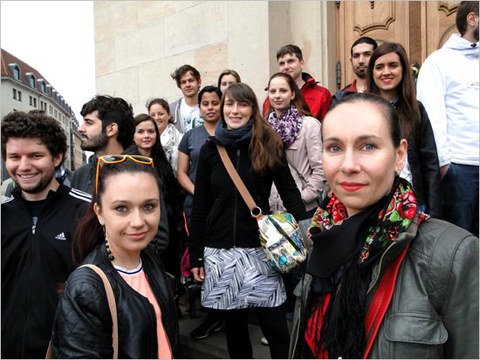 Das Foto zeigt eine Gruppe von Personen vor einem Gebäude.