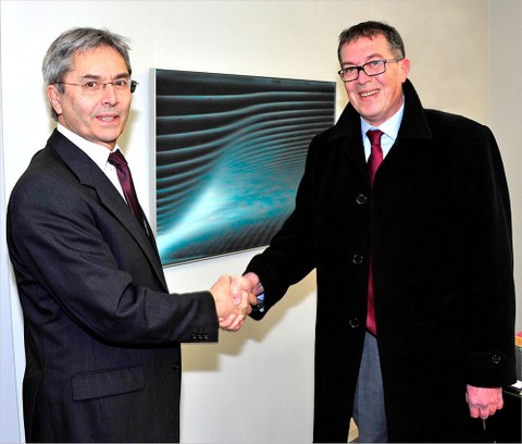 The photo shows Prof. Hans Müller-Steinhagen and Monif Alhourani shaking hands and looking at the camera.