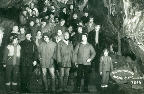 Foto: Gruppenbild einer Seminargruppe in einer Höhle