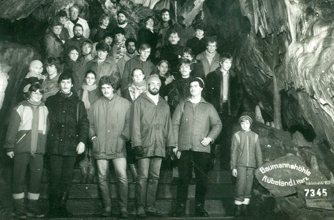 Photo: Group photo of a seminar group in a cave