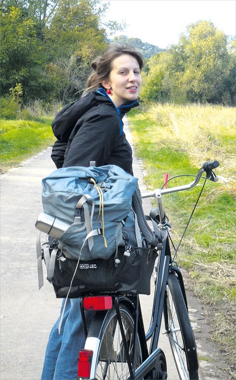 Das Foto zeigt Teresa Wilmes neben ihrem Fahrrad.