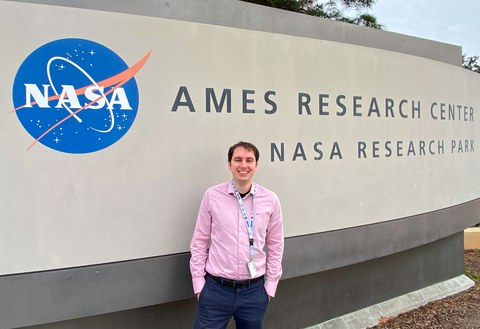 Kevin-Christian Garzon Galindo vor dem Eingang des NASA Ames Research Centers