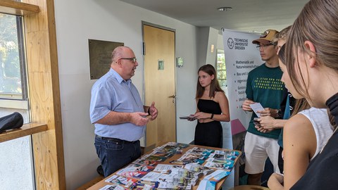 Zoltan Mezei an einem Infostand mit Schüler:innen