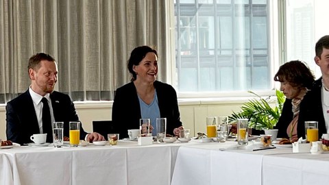 Begrüßung durch den sächsischen Ministerpräsidenten Michael Kretzschmer (2.v.l.) und die Rektorin Prof.in Ursula M. Staudinger (links)