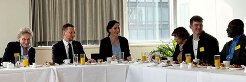 Begrüßung durch den sächsischen Ministerpräsidenten Michael Kretzschmer (2.v.l.) und die Rektorin Prof.in Ursula M. Staudinger (links)