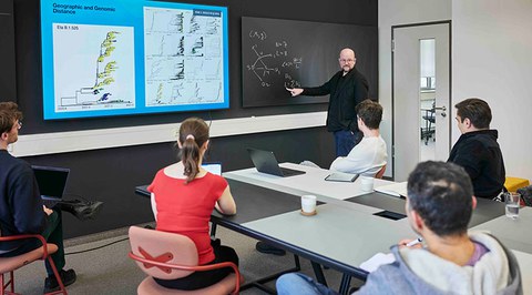 Wissen im Austausch: In einem Meeting bei SynoSys erläutert Prof. Brockmann komplexe Zusammenhänge.