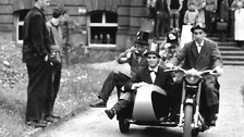 Studenten auf Motorrad