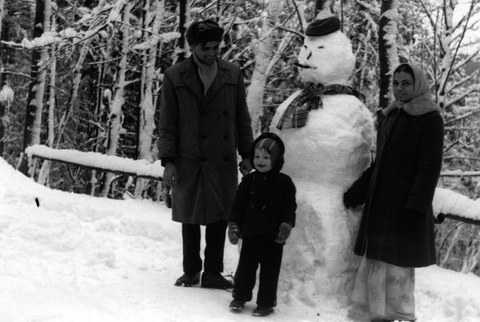 Foto  von einer Familie um einem Schneemann