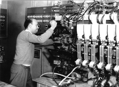 Foto eines Mannes, der an elektronischen Geräten hantiert