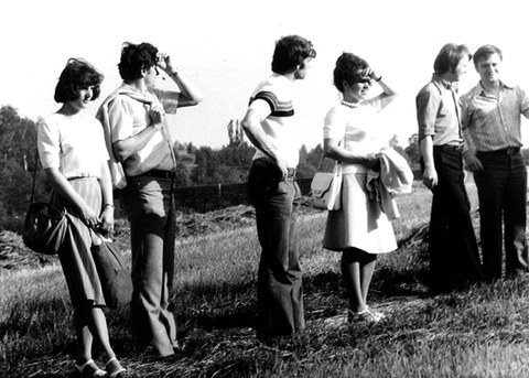 Foto von von einem halben Dutzend von Männern und Frauen stehen auf einer Wiese