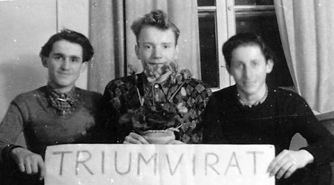 Foto von Familie Müller mit einem Schriftzug, "Triumvirat"