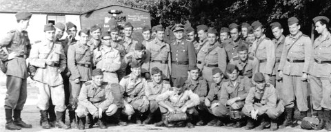 Grupppenfoto von vielen in Uniform gekleideten Männern