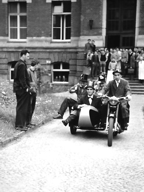 Historisches Foto eine Motorradfahrers mit Beiwagen