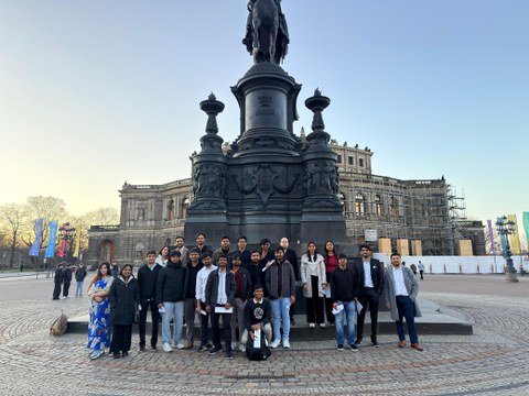 Semper Oper Visiit NES