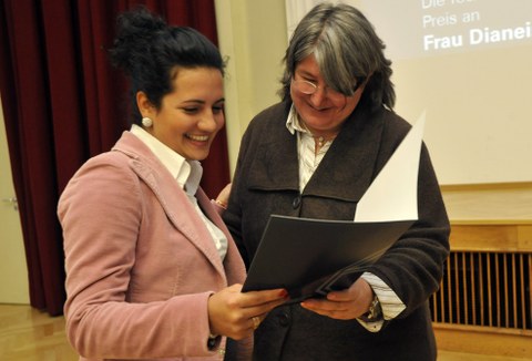 DAAD Preisträgerin 2013 mit der der Prorektorin für Bildung und Internationales bei der Übergabe im Dülfersaal