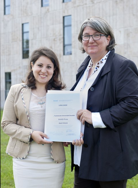 DAAD Preisträgerin 2014 mit der der Prorektorin für Bildung und Internationales vor der SLUB