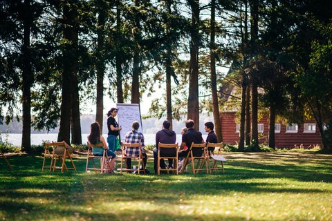 Workshopgruppe auf einer Wiese