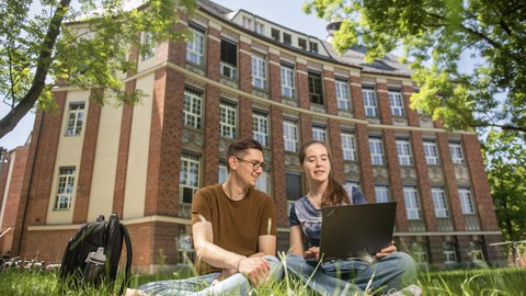 Studierende Wiese
