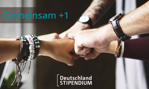 In the upper left corner the text "Gemeinsam +1". In the middle of the picture 4 fists clash. At the bottom in the middle is the logo of the Deutschlandstipendium..