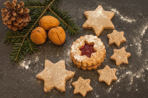 Tannenzapfen, 3 Walnüsse und 7 Plätzchen mit Mehl bestäubt