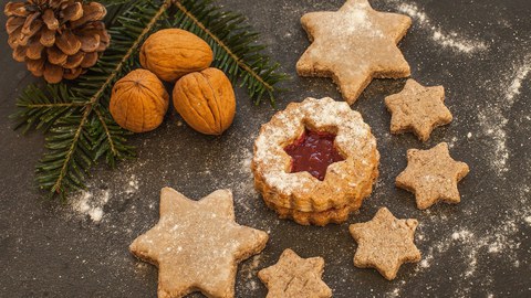 Tannenzapfen, 3 Walnüsse und 7 Plätzchen mit Mehl bestäubt