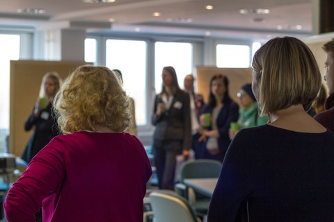 Teilnehmer zuhörend