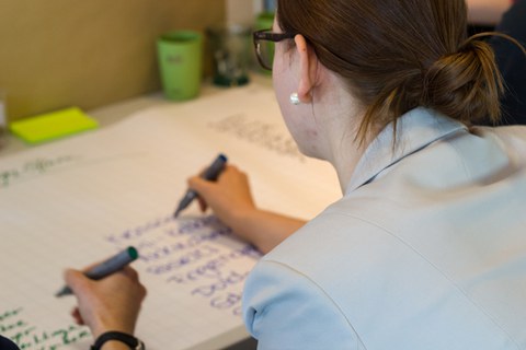 Stipendiatin schreibend