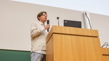 Studierender am Pult im Hörsaal
