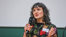 Studierende mit Mikrophone