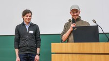 zwei Studierende am Pult im Hörsaal