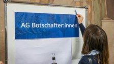 Studierende an Tafel mit Titel "AG Botschafter:innen"