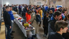 Studierende am Buffet